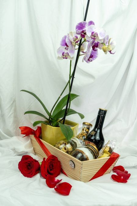 Detalle con orquidea florar