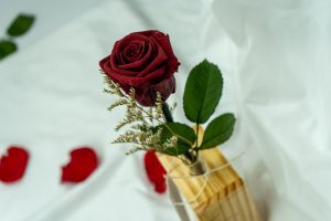 Detalle con rosas preservadas