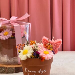 Arreglo con velas rosas en Bucaramanga