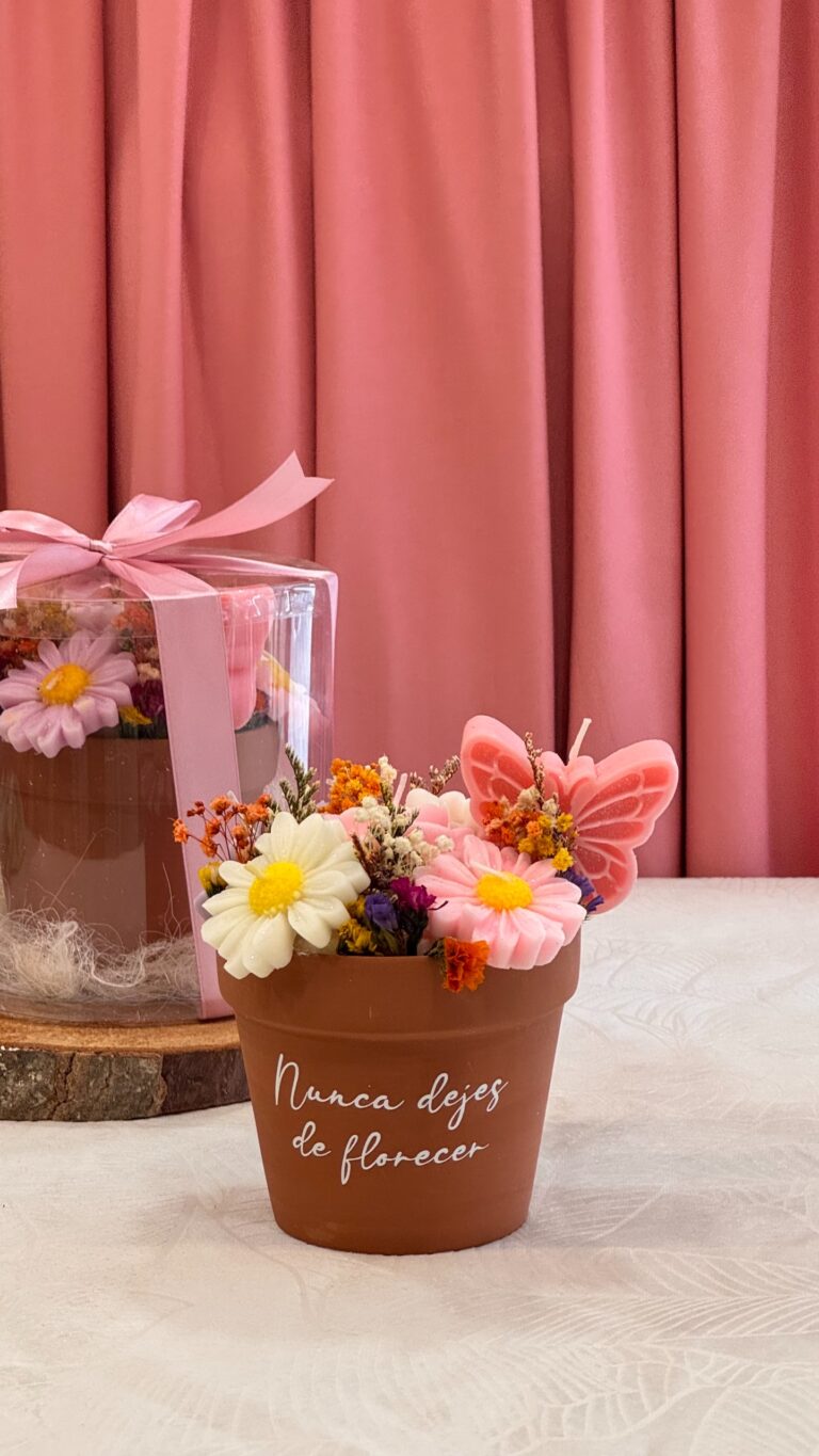 Arreglo con velas rosas en Bucaramanga