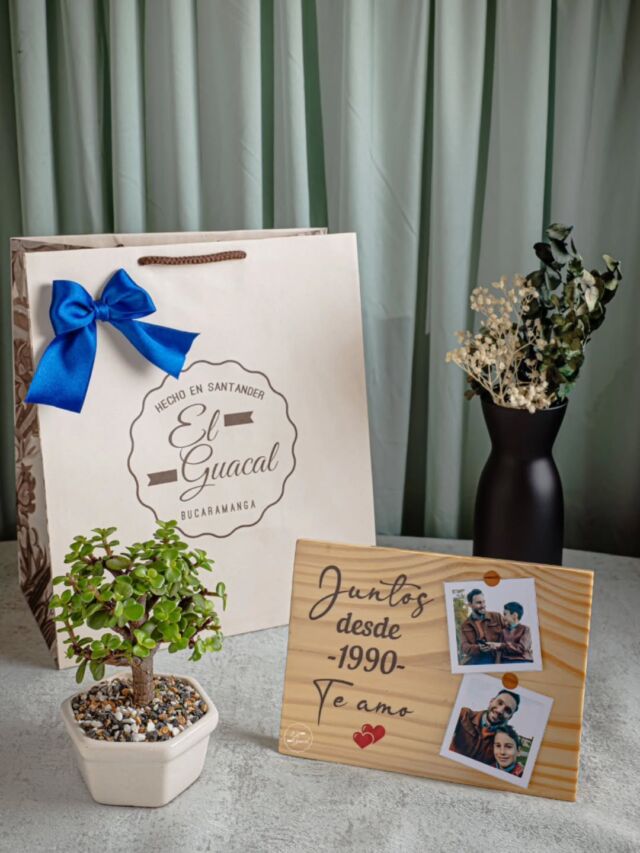 Un detalle que lo dice todo: un bonsái que representa vida duradera, un portarretrato personalizado con esos momentos que no se olvidan, y una presentación pensada para emocionar.
Porque cuando las palabras no alcanzan, los detalles hablan por ti.
🎁Personaliza el tuyo con las fotos y mensajes que quieras.
📍Hecho con amor en Bucaramanga.
📦Entregas en toda Bucaramanga y área metropolitana.
#diadelpadre #detallesbucaramanga #BonsaiNatural #PortafotoMadera #regalosoriginales