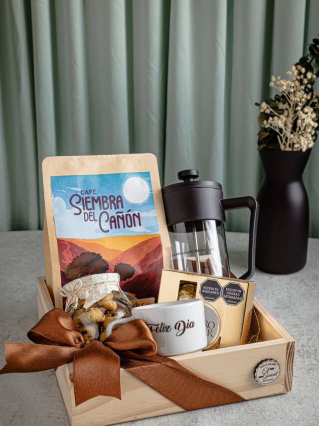 ☕ Kit Cafetero “Amor que despierta”
Un detalle pensado para papás que disfrutan de un buen café con calma y sabor.
Incluye:
🌄 Café especial Siembra del Cañón
🫖 Prensa francesa de vidrio
🍪 Frasco de galletas artesanales
🍫 Chocolates Ferrero Rocher por 4 unidades
☕ Pocillo con mensaje: Feliz Día
Perfecto para comenzar su día con energía y gratitud.
✨ Hecho en Santander por El Guacal
#DíaDelPadre #PapáCafetero #RegalosConEstilo #CaféDeEspecialidad #HechoEnColombia #elguacal