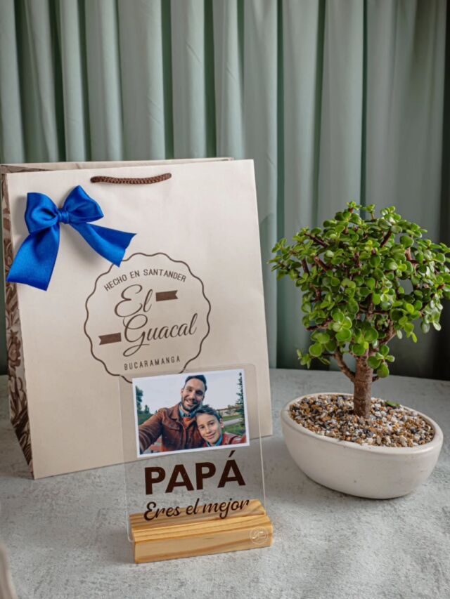 🌿 Detalle con alma y corazón para papá
Celebra a ese papá que es el mejor del mundo con un regalo lleno de vida y amor.
Incluye:
🪴 Bonsái natural en maceta de cerámica
🖼 Portarretrato acrílico personalizado con foto y mensaje:
“Papá, eres el mejor”
🎁 Tarjeta con mensaje personalizado.
Un detalle duradero que alegrará su día y su espacio.
📍 Disponible en Bucaramanga
#RegalosConAmor #DíaDelPadre #PapáEsElMejor #Bonsái #ElGuacal #HechoEnSantander #detallesqueinspiran